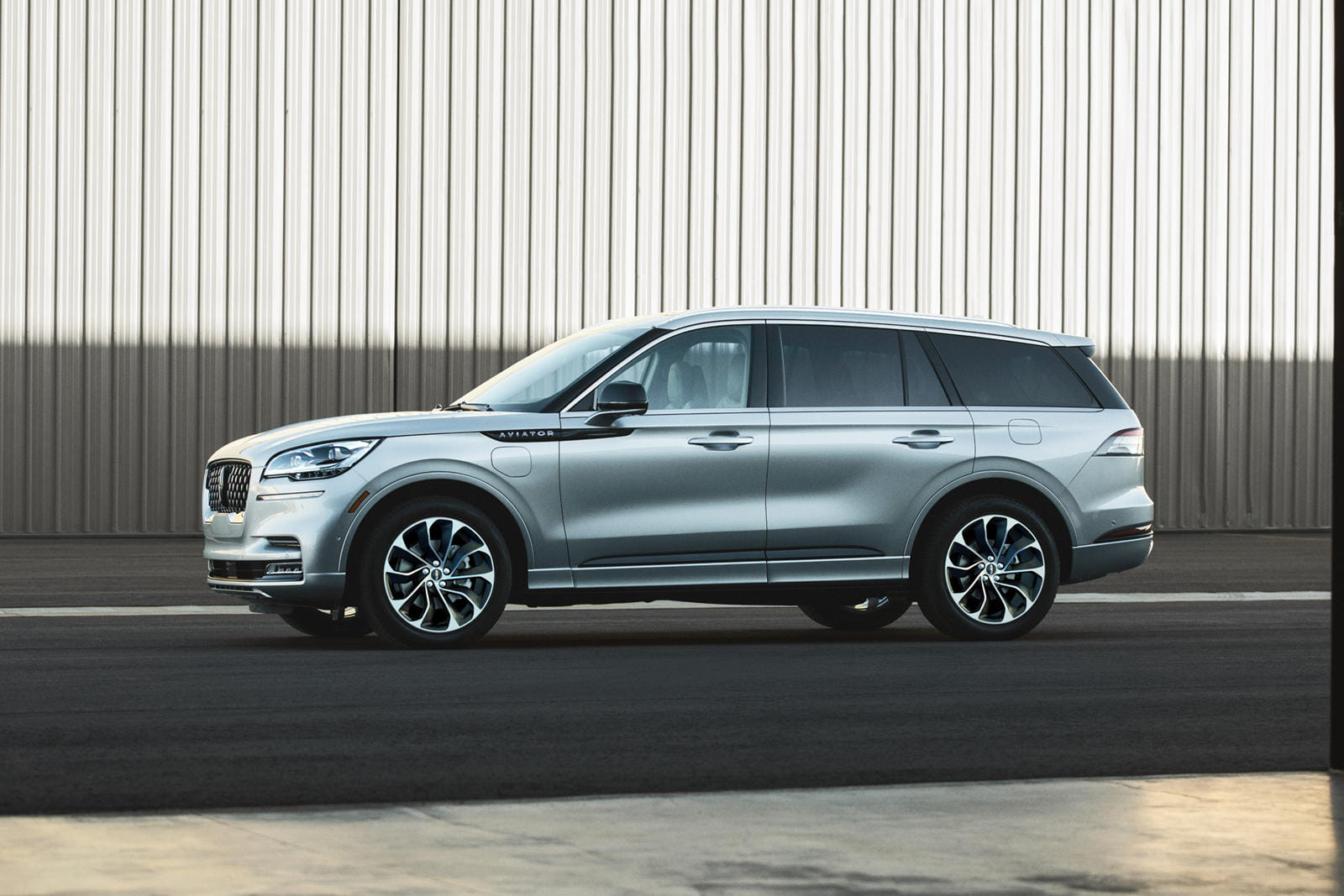 2022 Lincoln Aviator hybrid SUV 0-60 MPH and Quarter-mile Times ...