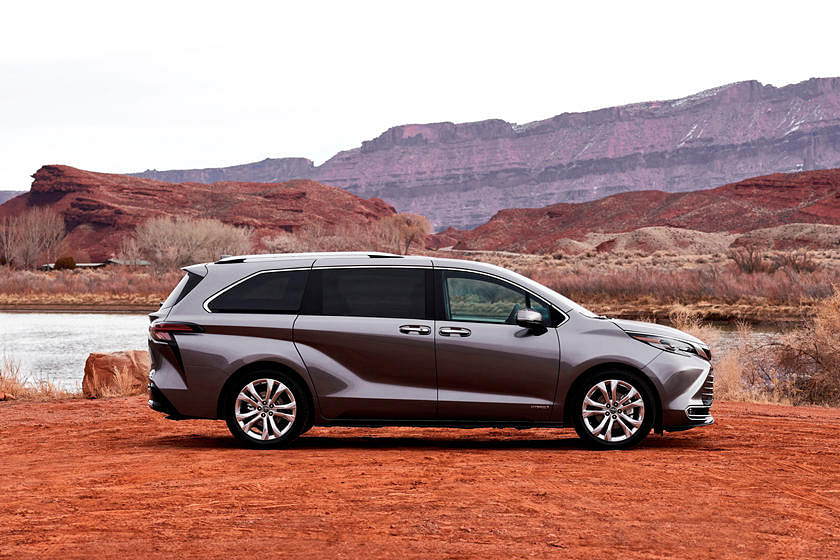 2022 Toyota Sienna Hybrid Minivan Price, Review, Ratings And Pictures ...