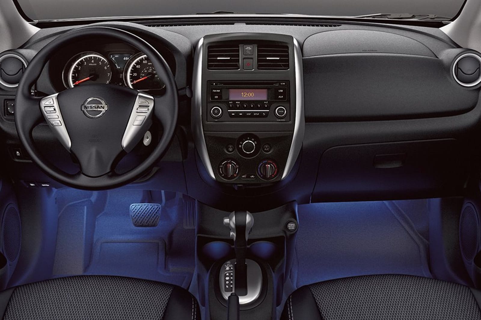 17 Nissan Versa Interior Review Seating Infotainment Dashboard And Features Carindigo Com