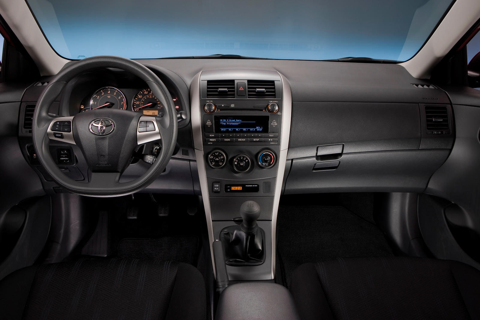 Toyota Corolla Sport 2014: Perpaduan Elegan dan Performa yang Memikat (Interior Putih)