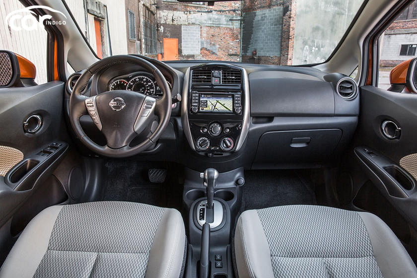  Revisión del interior del Nissan Versa Note Hatchback 2018: asientos, infoentretenimiento, tablero y características |  CarIndigo.com